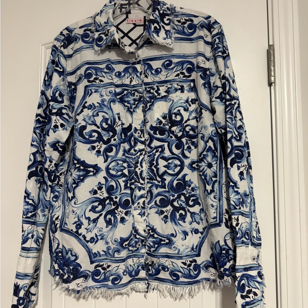 Chic Blue and White Patterned Button Down Shirt - image 3